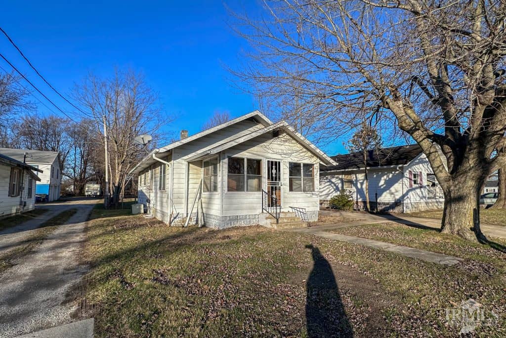 Charming single-family house available for rent in Muncie, Indiana, with a large yard and convenient neighborhood access.
